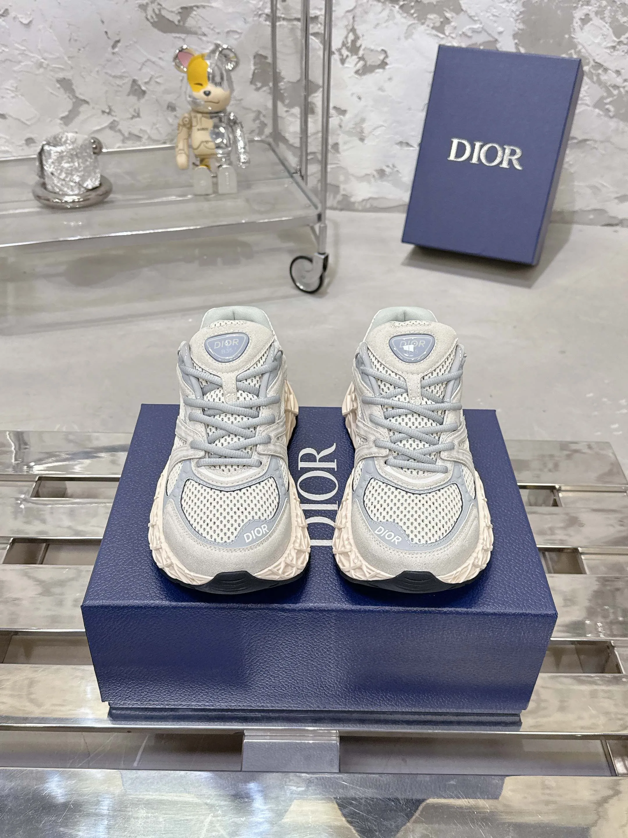 Factory price 780💰 Top version! ! ! Dior (B35) DIOR spring and summer men's wear show, the show was held at the Valle de Grasse School in Paris. Kim Jones drew inspiration from the works of South African artist Hylton Nel. The details of the shoes, clog soles and tribal elements, cleverly blended luxury craftsmanship and practicality, with fresh childishness and bright temperament, creating a new season hot spot. Dior KAWA Dior co-branded casual sports shoes reinterpret running shoes with Dior's high-end style. B35 is made of fine-textured leather and mesh fabric materials. It can be worn in all seasons, is comfortable and breathable, and has multiple lines on the shoe body to outline details. It has a full retro three-dimensional feel and can create a casual look all year round! Fabric: Cowhide/customized cloth material Lining: Imported breathable mesh Outsole: Original molded outsole Size: 39-46 (customized at 45.46)